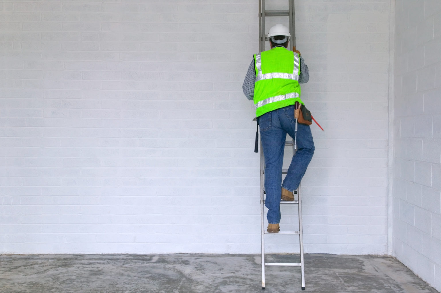 construction-site-safety-using-extension-ladders-safely-safety