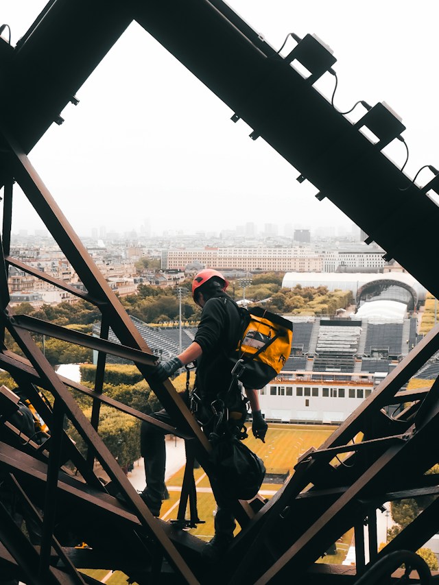 How Do You Choose the Right Fall Protection Equipment for a Jobsite?